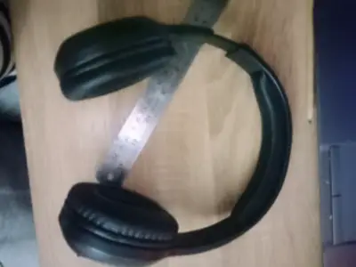 Audífonos negros tipo diadema - miniatura 1