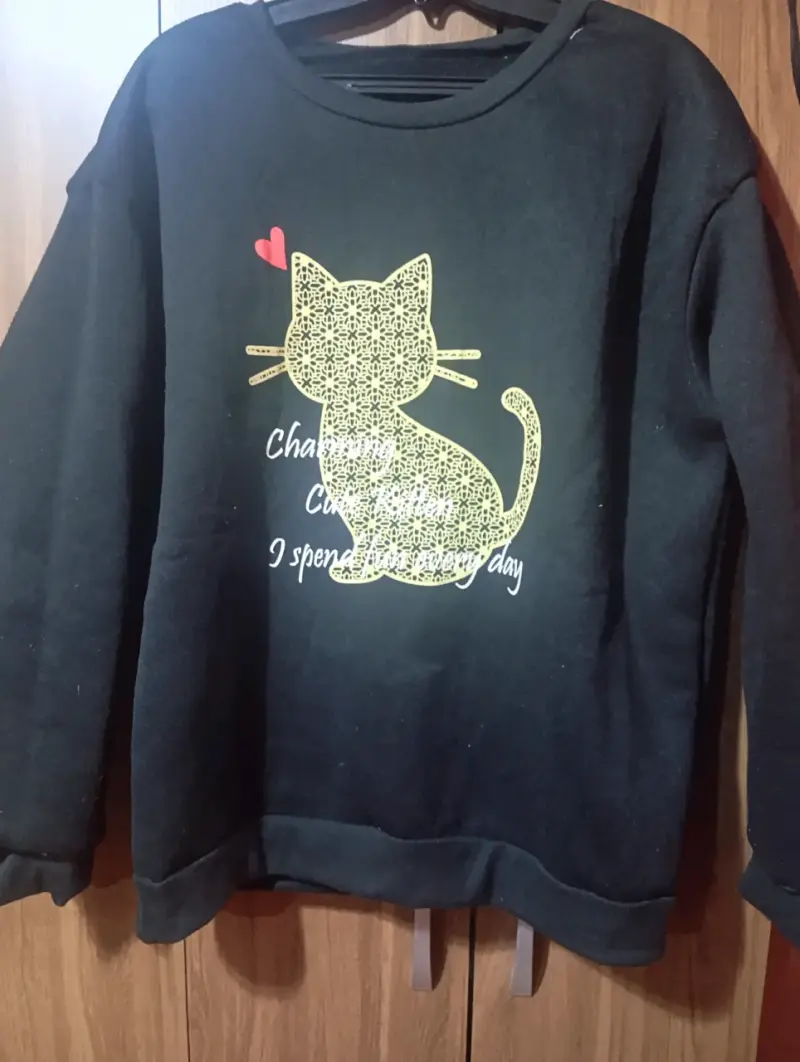 Polerón negro con diseño de gato - 1