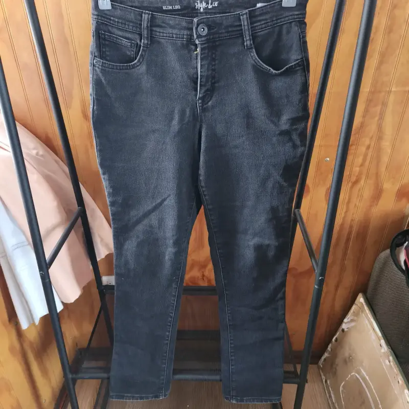 Jeans negros estilo slim - 1