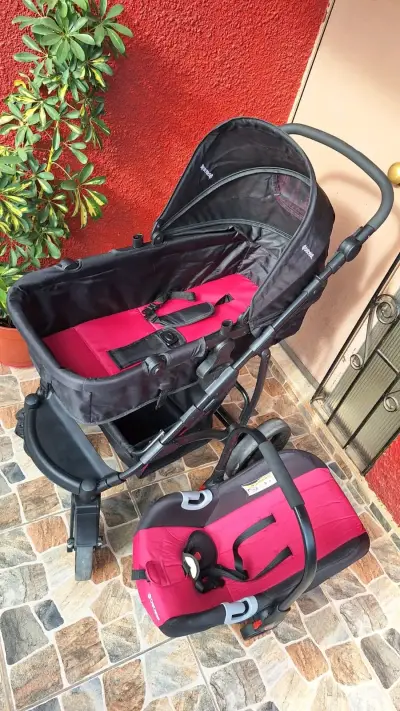 Coche Moises y silla de auto negros y rosados - miniatura 1