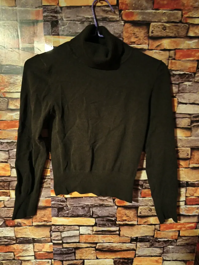 Suéter de cuello alto negro - 1