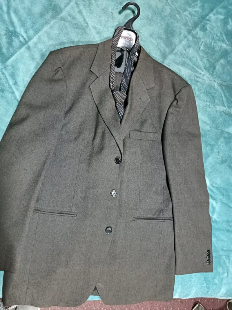 Blazer gris oscuro, chaleco, pantalón y corbata - 1