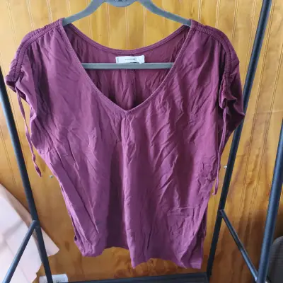 Blusa morada con escote en V - miniatura 1