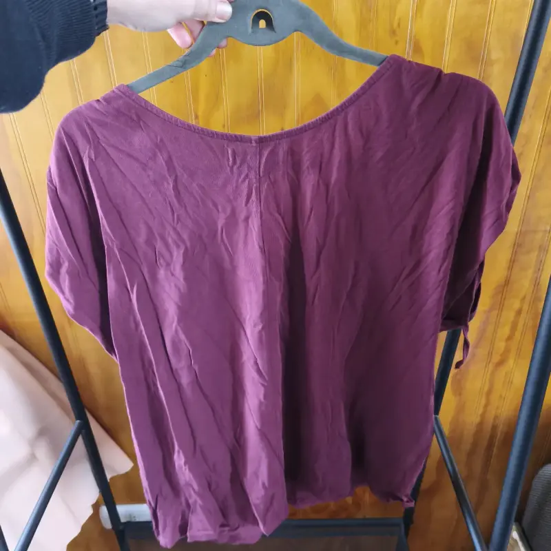 Blusa morada con escote en V - 3