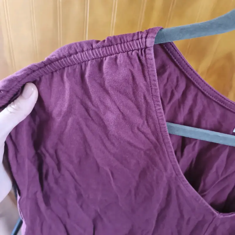 Blusa morada con escote en V - 4