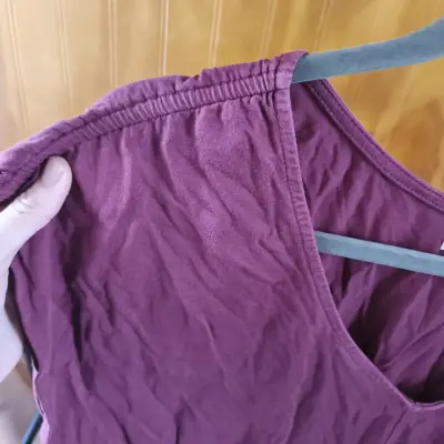 Blusa morada con escote en V - miniatura 4