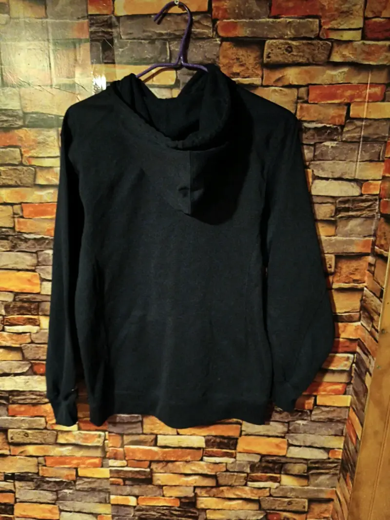 Polerón negro con capucha - 2