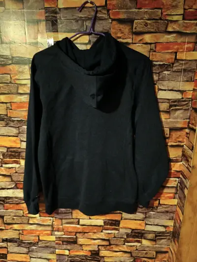 Polerón negro con capucha - miniatura 2