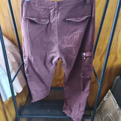 Pantalones cargo burdeos - miniatura 4