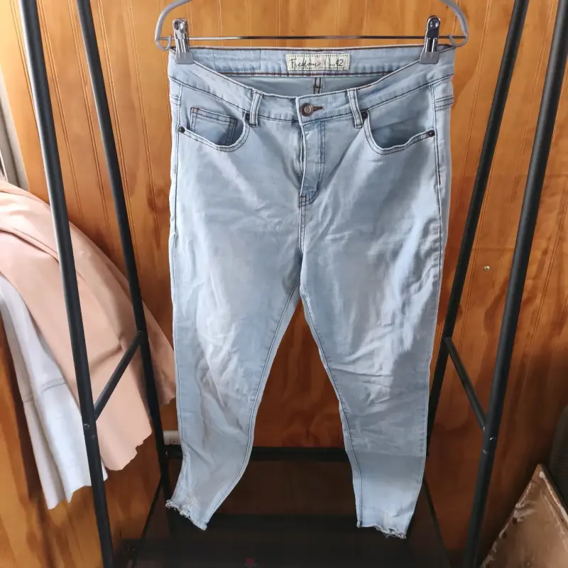 Jeans celestes estilo casual - 1