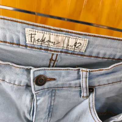 Jeans celestes estilo casual - miniatura 2