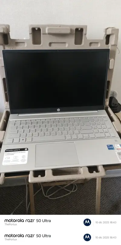 Laptop HP Pavilion 15 plateada - miniatura 1