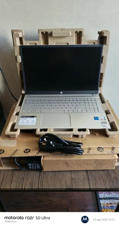 Laptop HP Pavilion 15 plateada - miniatura 3