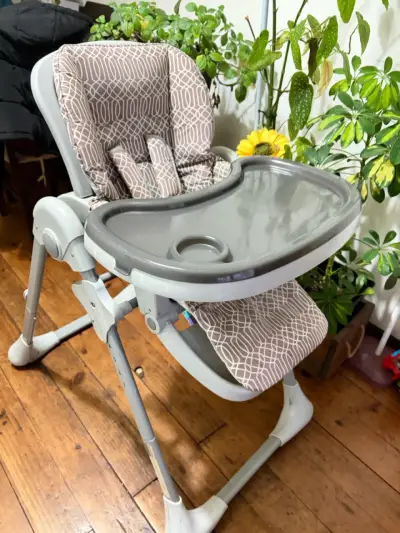 Silla alta para bebé gris - miniatura 1