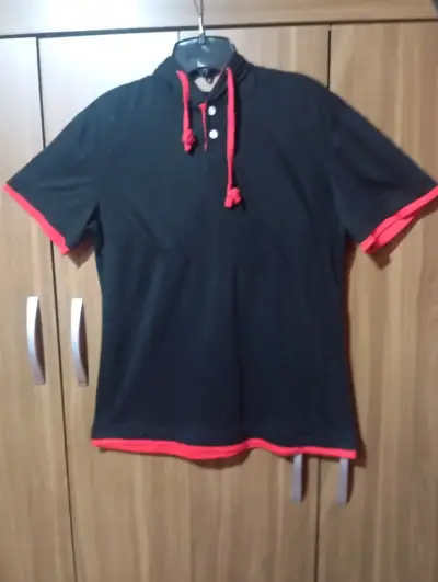Polera negra con detalles rojos - miniatura 1