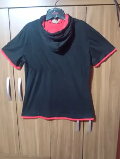 Polera negra con detalles rojos - miniatura 2