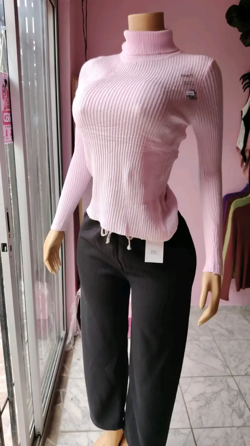 Polerón rosado de cuello alto