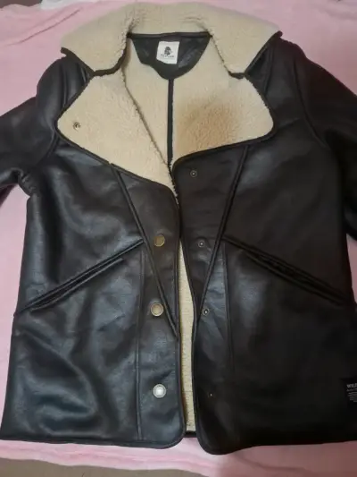 Chaqueta negra de cuero con forro - miniatura 3