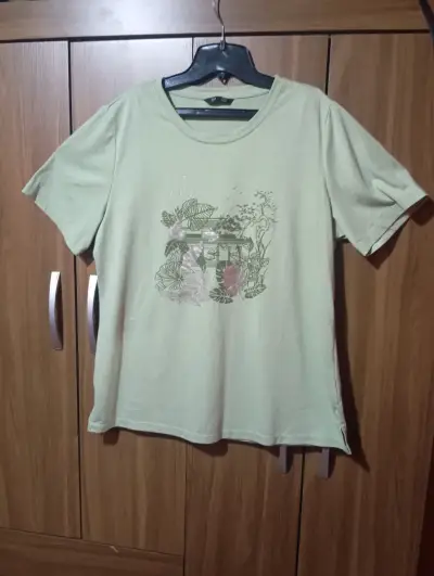 Polera verde con diseño floral - miniatura 1