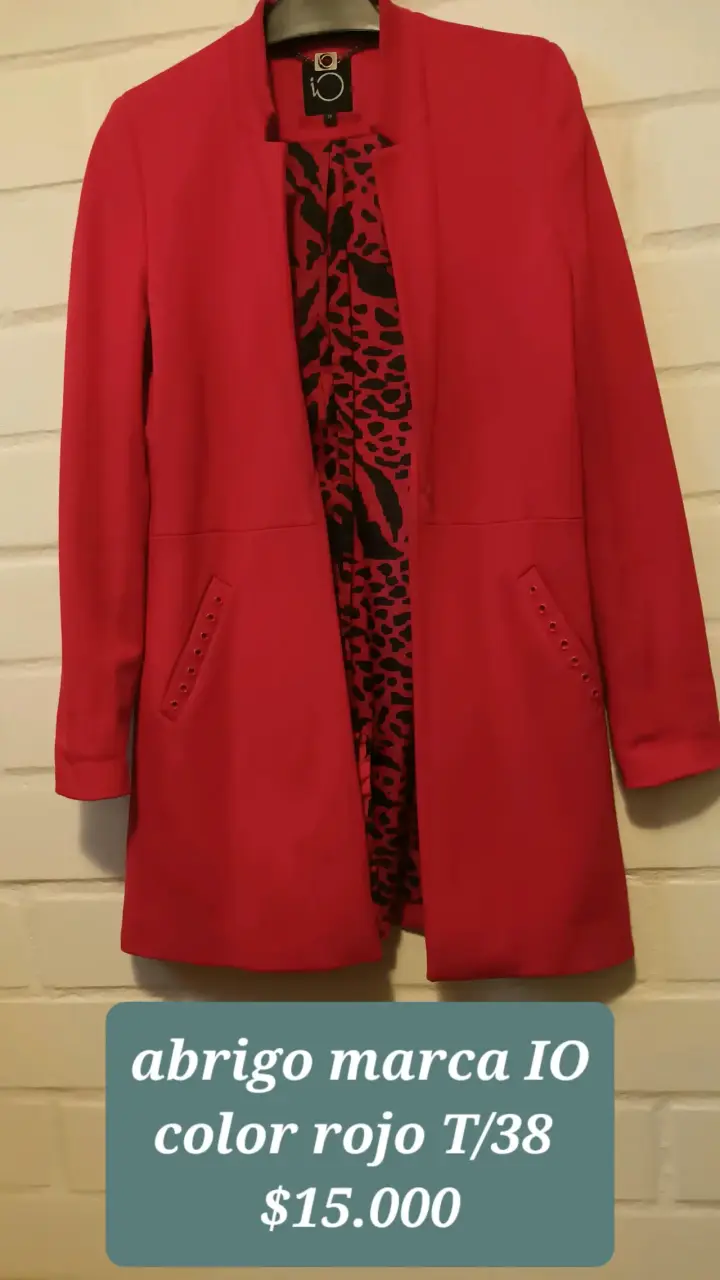 Abrigo rojo marca IO