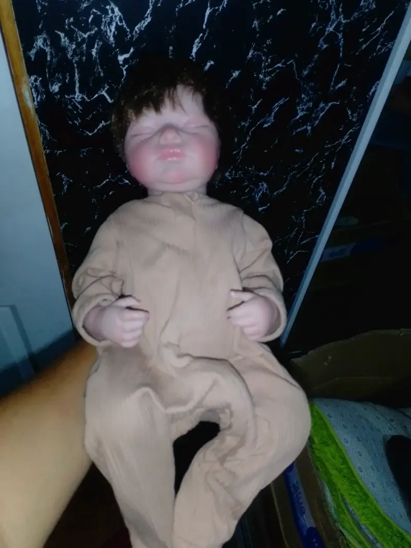 Muñeca bebé con pijama beige - 1