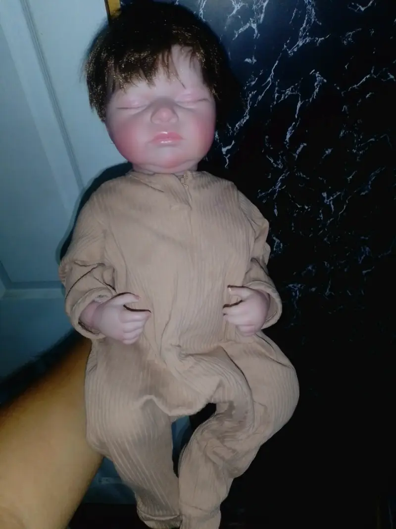 Muñeca bebé con pijama beige - 2