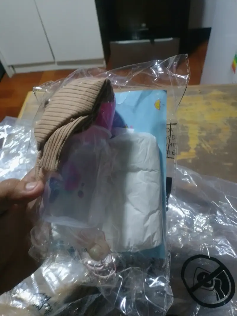 Muñeca bebé con pijama beige - 3