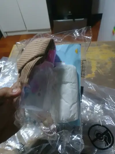 Muñeca bebé con pijama beige - miniatura 3