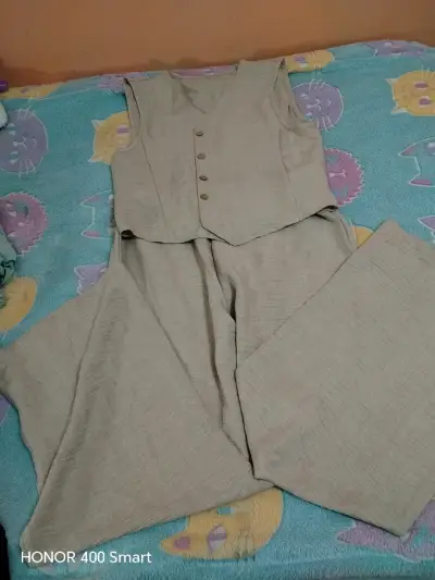 Conjunto chaleco y pantalón beige - miniatura 1