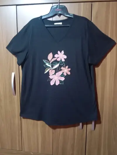 Polera negra con diseño - miniatura 1