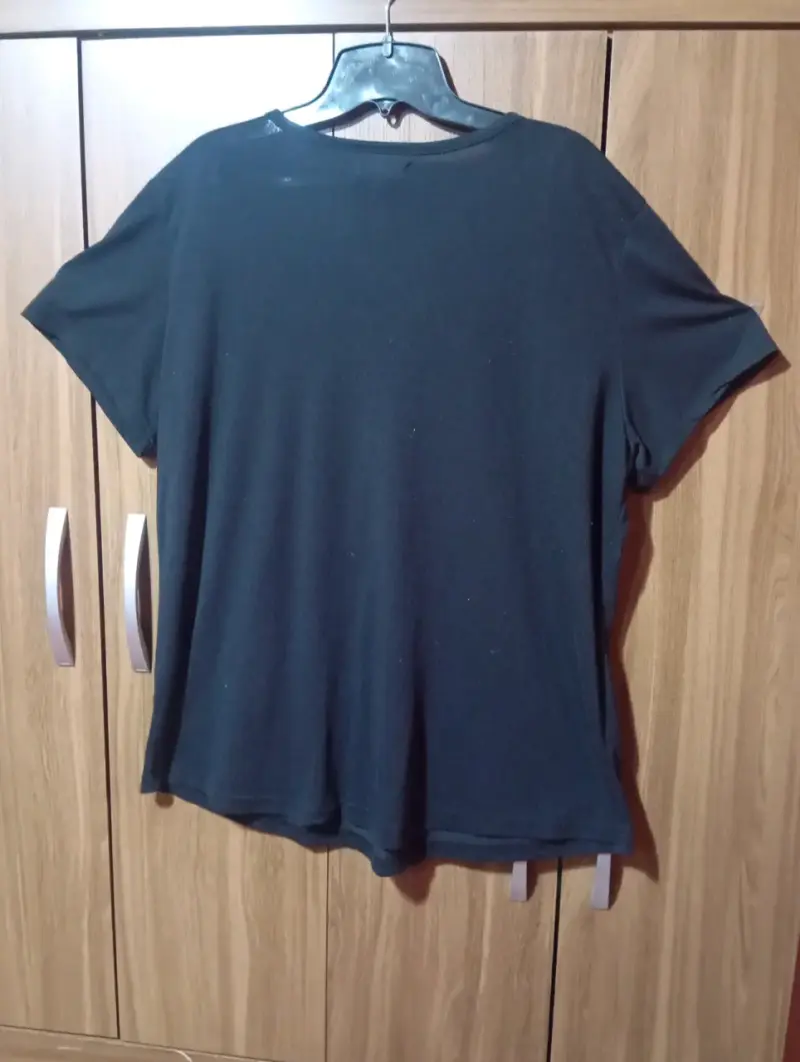 Polera negra con diseño - 2