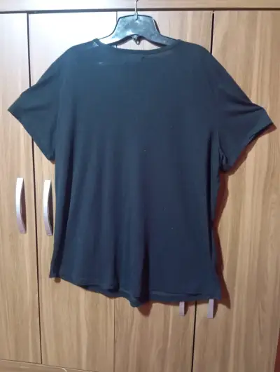 Polera negra con diseño - miniatura 2