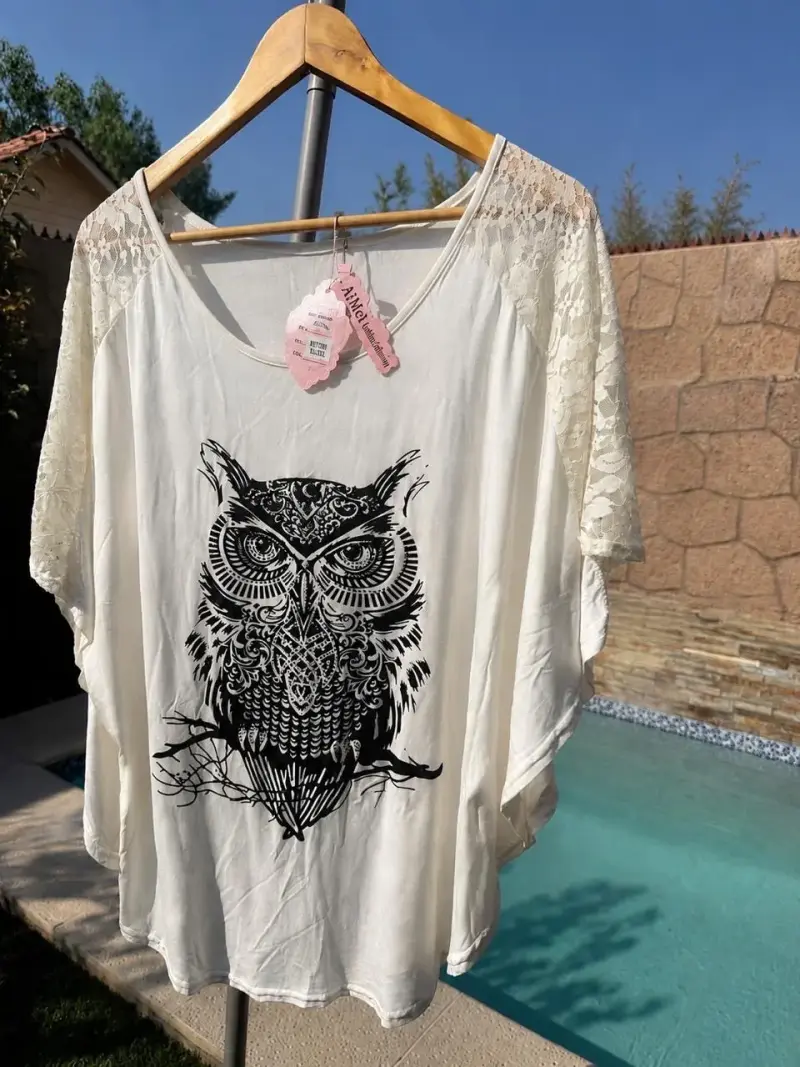 Polera blanca con diseño de búho