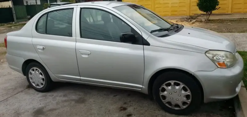 Auto sedán gris en buenas condiciones - 1