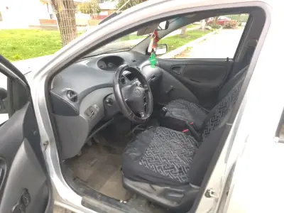 Auto sedán gris en buenas condiciones - miniatura 2