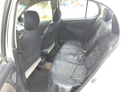 Auto sedán gris en buenas condiciones - miniatura 3