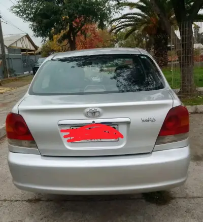 Auto sedán gris en buenas condiciones - miniatura 4