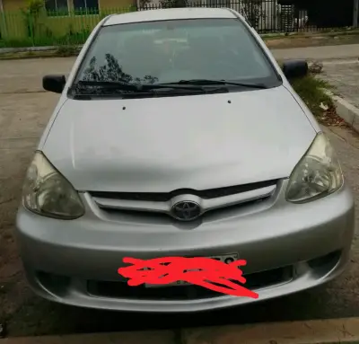 Auto sedán gris en buenas condiciones - miniatura 5
