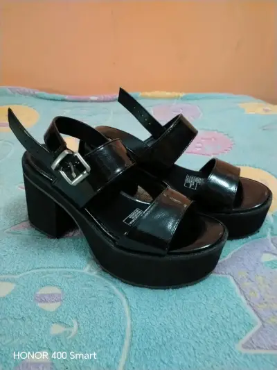 Sandalias negras con plataforma - miniatura 3