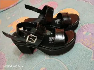 Sandalias negras con plataforma - miniatura 4