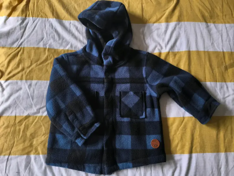 Abrigo infantil azul a cuadros y pantalón cargo co - 1