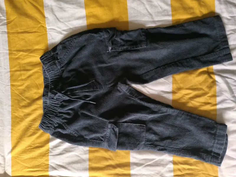 Abrigo infantil azul a cuadros y pantalón cargo co - 4