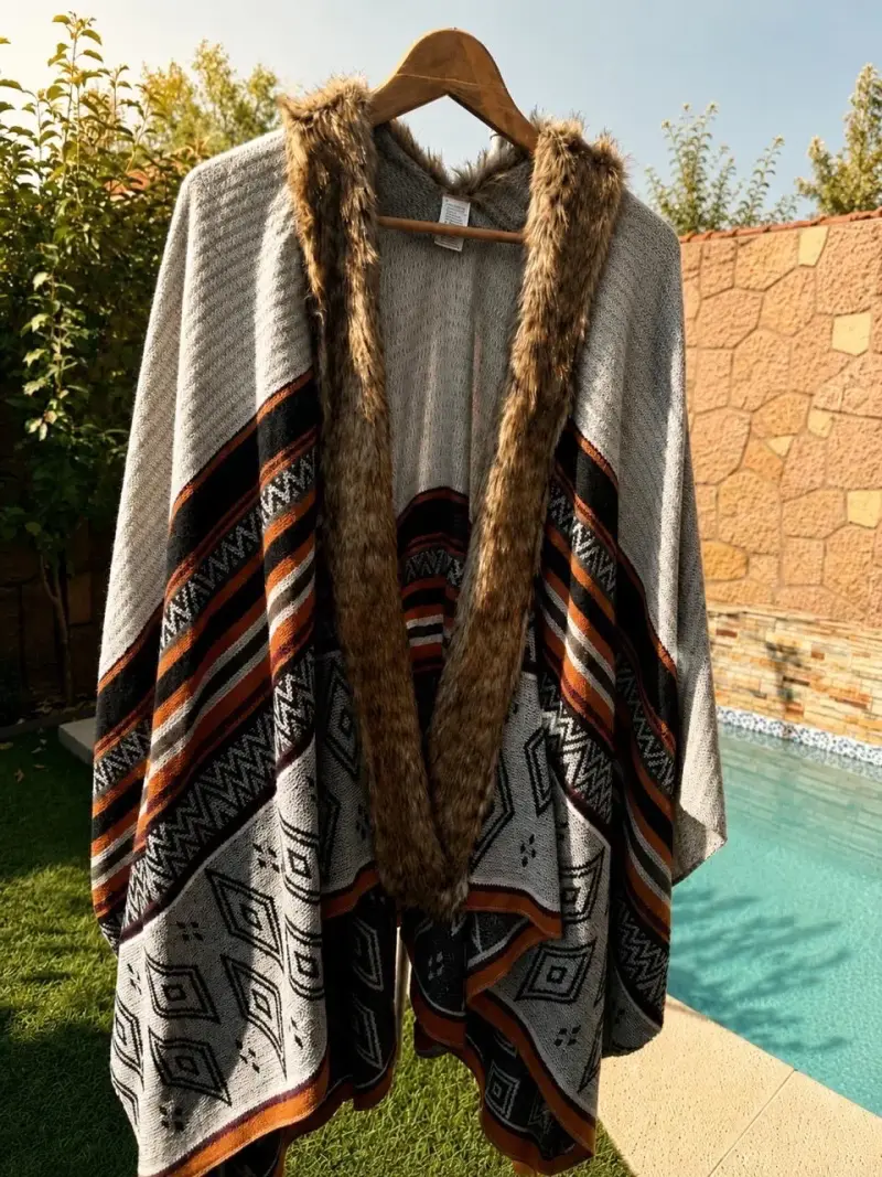 Poncho con forro de piel
