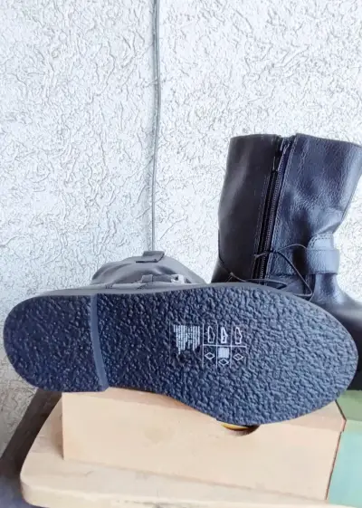 Botas negras de cuero - miniatura 1