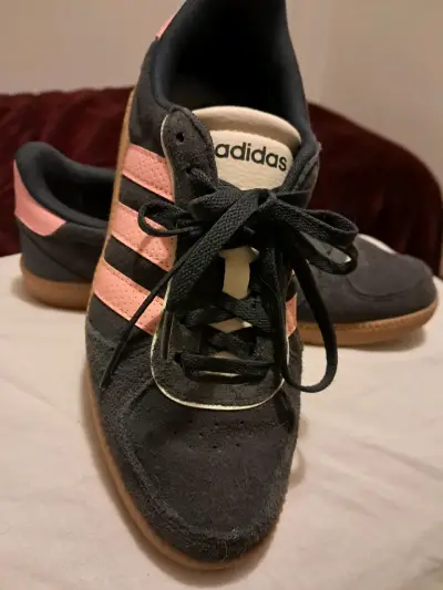 Zapatillas Adidas azul y rosadas - miniatura 1
