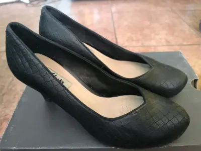 Zapatos de taco negros texturizados clarks - miniatura 1