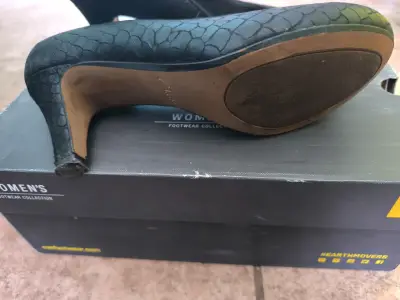 Zapatos de taco negros texturizados clarks - miniatura 3