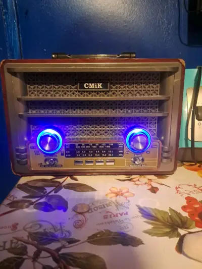 Radio vintage con luces LED - miniatura 2