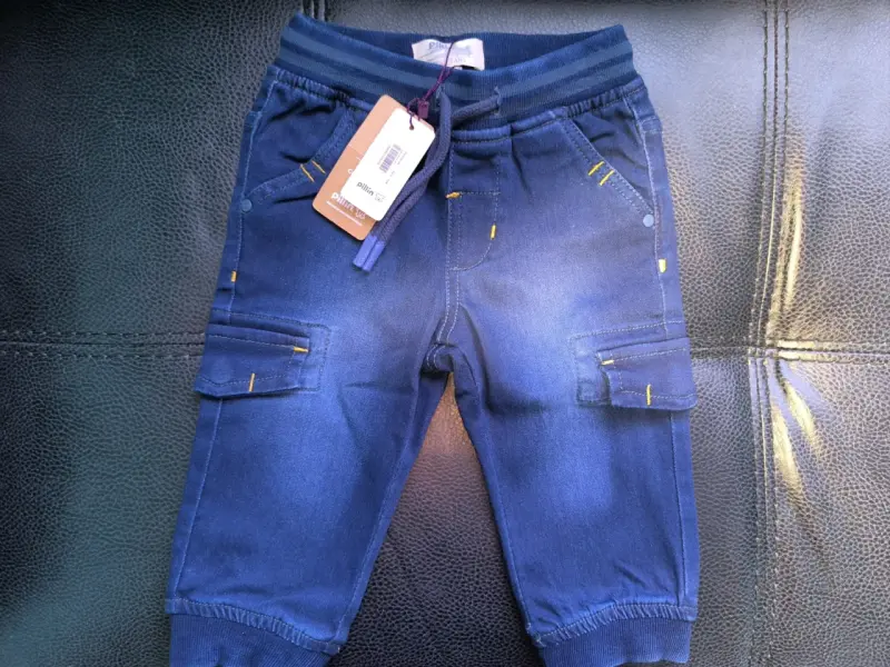 Pantalón infantil azul con etiqueta pillin - 1
