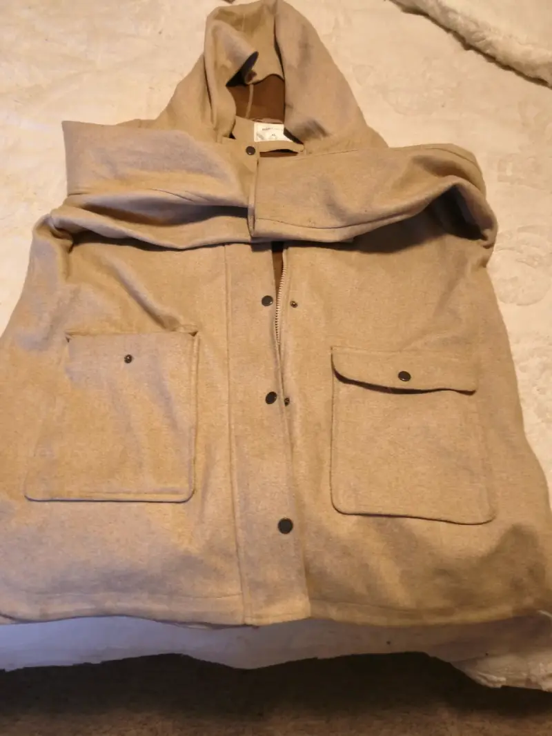 Abrigo beige con capucha - 1